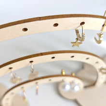 Charger l'image dans la galerie, Porte-boucles d'oreilles arc en ciel en bois