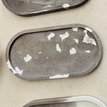 Charger l'image dans la galerie, Plateau vide-poche nuances de gris en jesmonite argenté