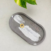 Charger l'image dans la galerie, Plateau vide-poche nuances de gris en jesmonite cendré