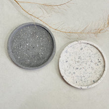 Charger l'image dans la galerie, Coupelles terrazzo avec coquillages en jesmonite anthracite blanc et anthracite