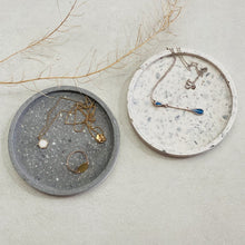 Charger l'image dans la galerie, Coupelles terrazzo avec coquillages en jesmonite anthracite blanc et anthracite