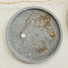 Charger l'image dans la galerie, Coupelle terrazzo avec coquillages en jesmonite anthracite