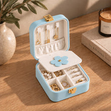 Charger l'image dans la galerie, Boite à bijoux de voyage fleur bleu ouverte sur une commode