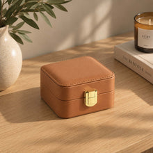 Charger l'image dans la galerie, Boite à bijoux de voyage fleur fermée sur une commode