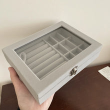 Charger l'image dans la galerie, Boîte à bijoux vitrée compartimentée en velours gris