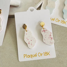 Charger l'image dans la galerie, Boucles d’oreilles asymétriques en jesmonite terrazzo et plaqué or rose et blanc