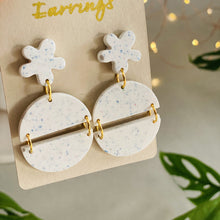 Charger l'image dans la galerie, Boucles d’oreilles duo demi-lune et fleur terrazzo en jesmonite blanc