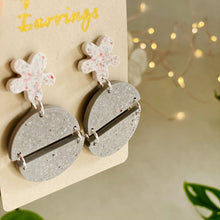Charger l'image dans la galerie, Boucles d’oreilles duo demi-lune et fleur terrazzo en jesmonite gris