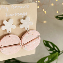 Charger l'image dans la galerie, Boucles d’oreilles duo demi-lune et fleur terrazzo en jesmonite rose