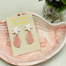 Charger l'image dans la galerie, Boucles d’oreilles duo fleur et forme abstraite en jesmonite