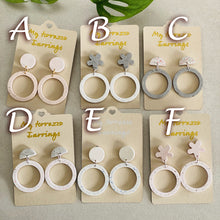 Charger l'image dans la galerie, Boucles d’oreilles duo terrazzo artisanales en jesmonite