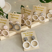 Charger l'image dans la galerie, Boucles d’oreilles duo terrazzo artisanales en jesmonite