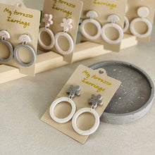 Charger l'image dans la galerie, Boucles d’oreilles duo terrazzo artisanales en jesmonite