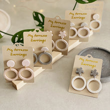 Charger l'image dans la galerie, Boucles d’oreilles duo terrazzo artisanales en jesmonite