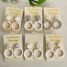 Charger l'image dans la galerie, Boucles d’oreilles duo terrazzo artisanales en jesmonite