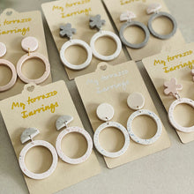 Charger l'image dans la galerie, Boucles d’oreilles duo terrazzo artisanales en jesmonite