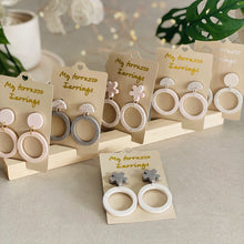 Charger l'image dans la galerie, Boucles d’oreilles duo terrazzo artisanales en jesmonite