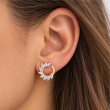 Charger l'image dans la galerie, Détail des boucles d’oreilles feuilles en zircon et plaqué or 18 carats