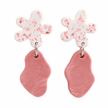 Charger l'image dans la galerie, Boucles d’oreilles fleur et forme abstraite rose en jesmonite