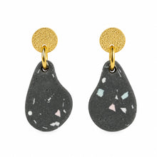 Charger l'image dans la galerie, Boucles d’oreilles galet noir terrazzo en jesmonite et plaqué or