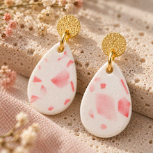 Charger l'image dans la galerie, Détail des boucles d’oreilles en jesmonite terrazzo rose et plaqué or