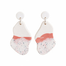 Charger l'image dans la galerie, Boucles d’oreilles abstraites en jesmonite blanc et terracotta