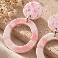 Charger l'image dans la galerie, Détail de la jesmonite rose et de l’effet terrazzo des boucles d’oreilles