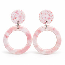 Charger l'image dans la galerie, Boucles d’oreilles rondes rose terrazzo en jesmonite