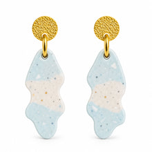 Charger l'image dans la galerie, Boucles d’oreilles terrazzo bleu en jesmonite et plaqué or