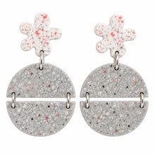 Charger l'image dans la galerie, Boucles d’oreilles fleur terrazzo gris et rose en jesmonite