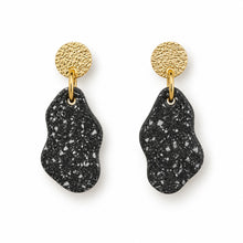 Charger l'image dans la galerie, Boucles d’oreilles terrazzo noires en jesmonite et plaqué or