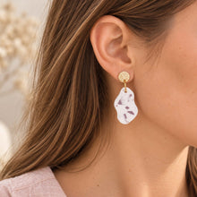Charger l'image dans la galerie, Boucles d’oreilles terrazzo lilas portées à l’oreille