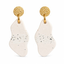 Charger l'image dans la galerie, Boucles d’oreilles terrazzo noir en jesmonite et plaqué or