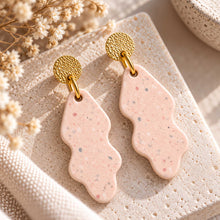 Charger l'image dans la galerie, Détail des boucles d’oreilles terrazzo rose en jesmonite