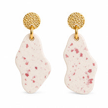 Charger l'image dans la galerie, Boucles d’oreilles terrazzo rose en jesmonite et plaqué or