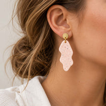 Charger l'image dans la galerie, Boucles d’oreilles en jesmonite terrazzo rose portées à l’oreille