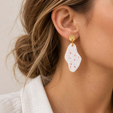 Charger l'image dans la galerie, Boucles d’oreilles terrazzo rose en jesmonite portées à l’oreille