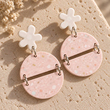 Charger l'image dans la galerie, Détail des boucles d’oreilles terrazzo rose poudré en jesmonite
