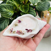 Charger l'image dans la galerie, Bougie en jesmonite parfumée fleurie coquillage blanc