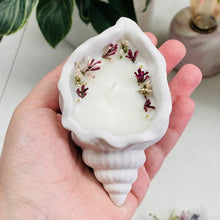 Charger l'image dans la galerie, Bougie en jesmonite parfumée fleurie coquillage blanc