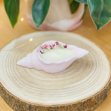 Charger l'image dans la galerie, Bougie en jesmonite parfumée fleurie coquillage rose