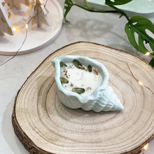 Charger l'image dans la galerie, Bougie en jesmonite parfumée fleurie coquillage vert clair