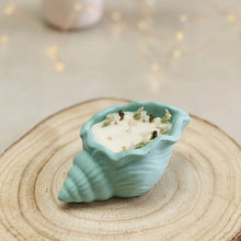 Charger l'image dans la galerie, Bougie en jesmonite parfumée fleurie coquillage vert sarcelle