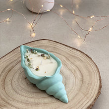 Charger l'image dans la galerie, Bougie en jesmonite parfumée fleurie coquillage vert sarcelle