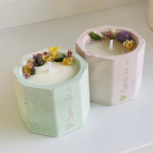 Charger l'image dans la galerie, Bougie en béton et cire de soja fleurs séchées rose et vert
