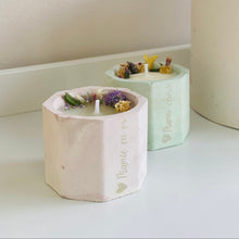 Charger l'image dans la galerie, Bougie en béton et cire de soja fleurs séchées rose