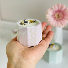 Charger l'image dans la galerie, Bougie en béton et cire de soja fleurs séchées rose