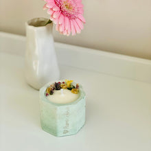 Charger l'image dans la galerie, Bougie en béton et cire de soja fleurs séchées vert