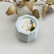 Charger l'image dans la galerie, Bougie en béton et cire de soja fleurs séchées vert