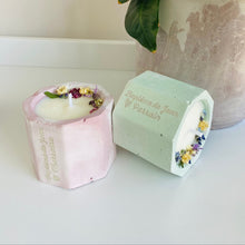 Charger l'image dans la galerie, Bougie en béton et cire de soja fleurs séchées rose et vert